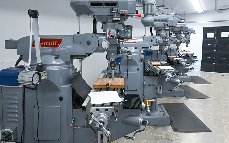 Students in front of a manufacturing machine