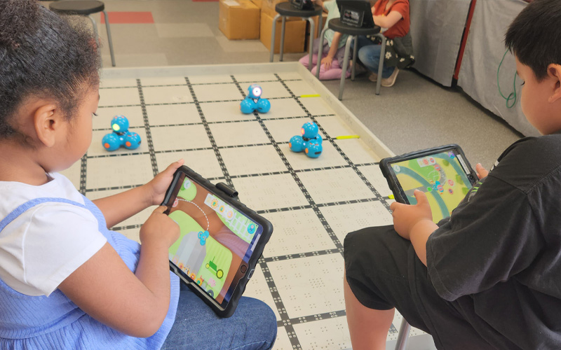 students coding robots