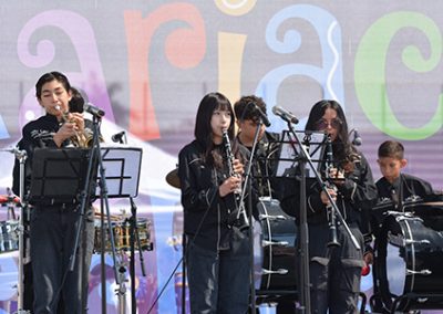 middle school students performing at mariachi festival